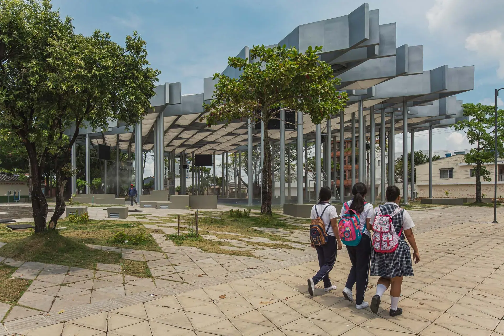 Detalle de los pilares metálicos y cimentaciones de concreto en el parque deportivo.